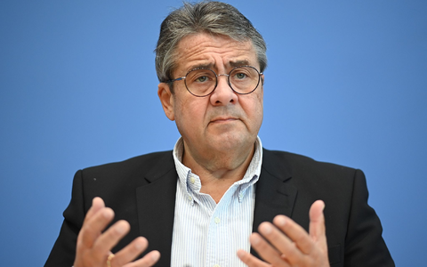 Sigmar Gabriel spricht im Jahr 2020 bei einer Pressekonferenz. - Foto: Britta Pedersen/dpa-Zentralbild/dpa