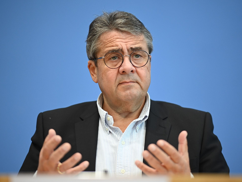 Sigmar Gabriel spricht im Jahr 2020 bei einer Pressekonferenz. - Foto: Britta Pedersen/dpa-Zentralbild/dpa