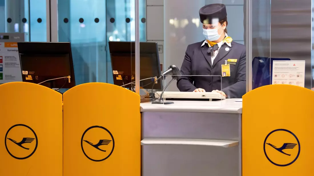 Eine Mitarbeiterin der Lufthansa bereitet an einem Gate am Flughafen München das Boarding für einen Flug vor. Verdi fordert mehr Geld für das Bodenpersonal. (Archivbild) - Bild: Sven Hoppe/dpa