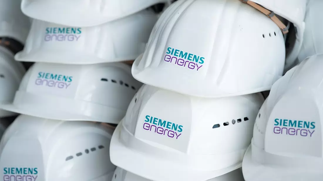 Siemens Energy hat sich aus tiefroten Zahlen herausgearbeitet. (Archivbild) - Bild: Sebastian Kahnert/dpa-Zentralbild/dpa