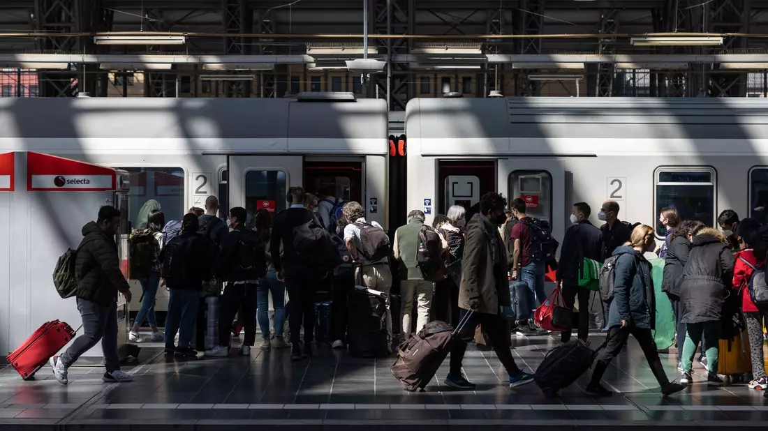 Über Ostern ist es stets voll auf den Bahnhöfen und in den Fernzügen der Deutschen Bahn. (Archivbild) - Bild: Hannes Albert/dpa