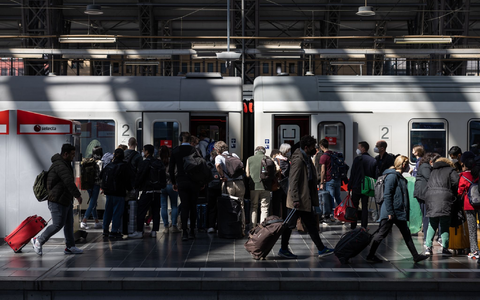 Über Ostern ist es stets voll auf den Bahnhöfen und in den Fernzügen der Deutschen Bahn. (Archivbild) - Foto: Hannes Albert/dpa