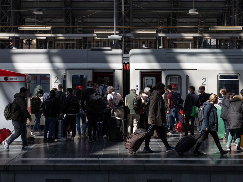 Über Ostern ist es stets voll auf den Bahnhöfen und in den Fernzügen der Deutschen Bahn. (Archivbild) - Foto: Hannes Albert/dpa