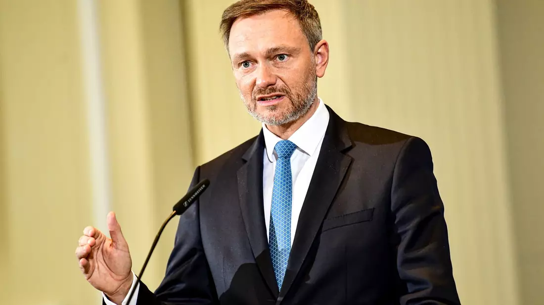 Bundesfinanzminister Christian Lindner (FDP) erntet Kritik von Sozialverbänden. - Bild: Fabian Sommer/dpa