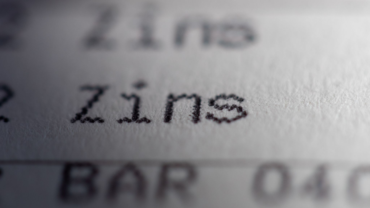 Nach Jahren mit Null- und Negativzinsen hat die Europäische Zentralbank (EZB) im vergangenen Sommer die Zinswende eingeleitet. Seit Juli 2022 erhöhte die Notenbank im Kampf gegen die hohe Inflation die Zinsen im Euroraum acht Mal in Folge. - Foto: Daniel Karmann/dpa