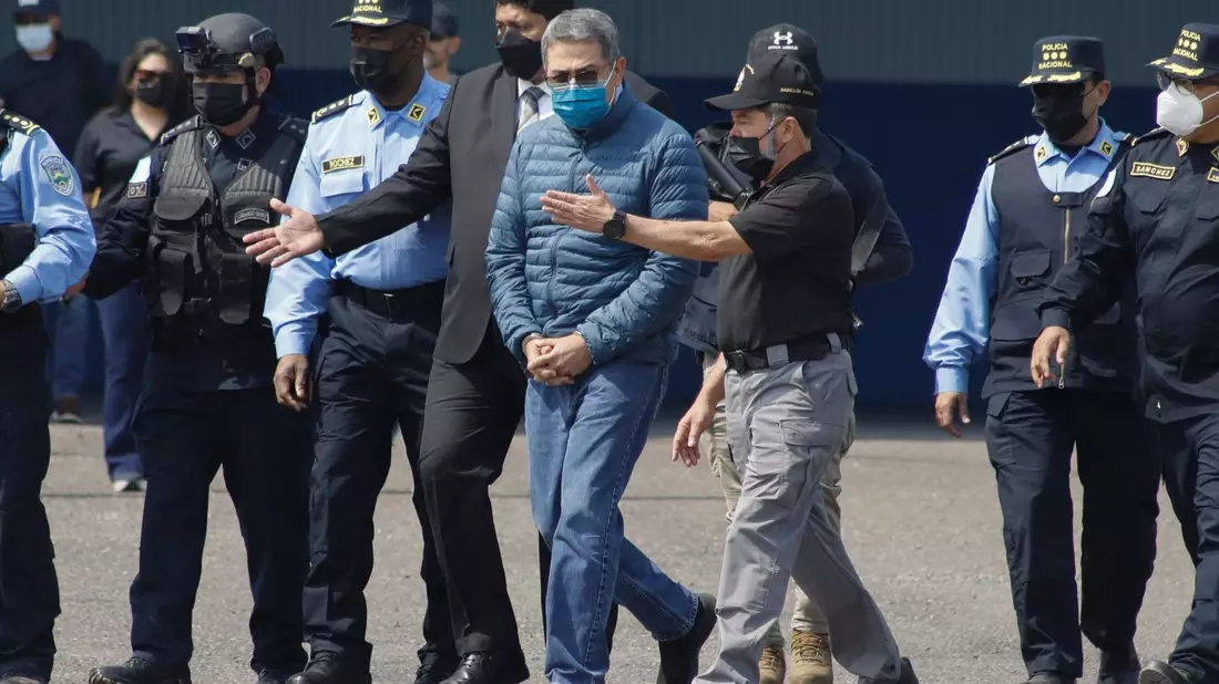 Soll unter anderem auch dem in US-Haft sitzenden mexikanischen Ex-Kartellchef Joaquín «El Chapo» Guzmán geholfen haben, Kokain über Honduras in Richtung USA zu schleusen: Juan Orlando Hernandez (M.). - Bild: Elmer Martinez/AP/dpa