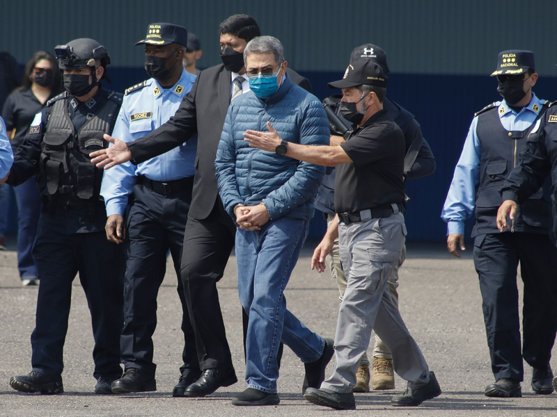 Soll unter anderem auch dem in US-Haft sitzenden mexikanischen Ex-Kartellchef Joaquín «El Chapo» Guzmán geholfen haben, Kokain über Honduras in Richtung USA zu schleusen: Juan Orlando Hernandez (M.). - Foto: Elmer Martinez/AP/dpa
