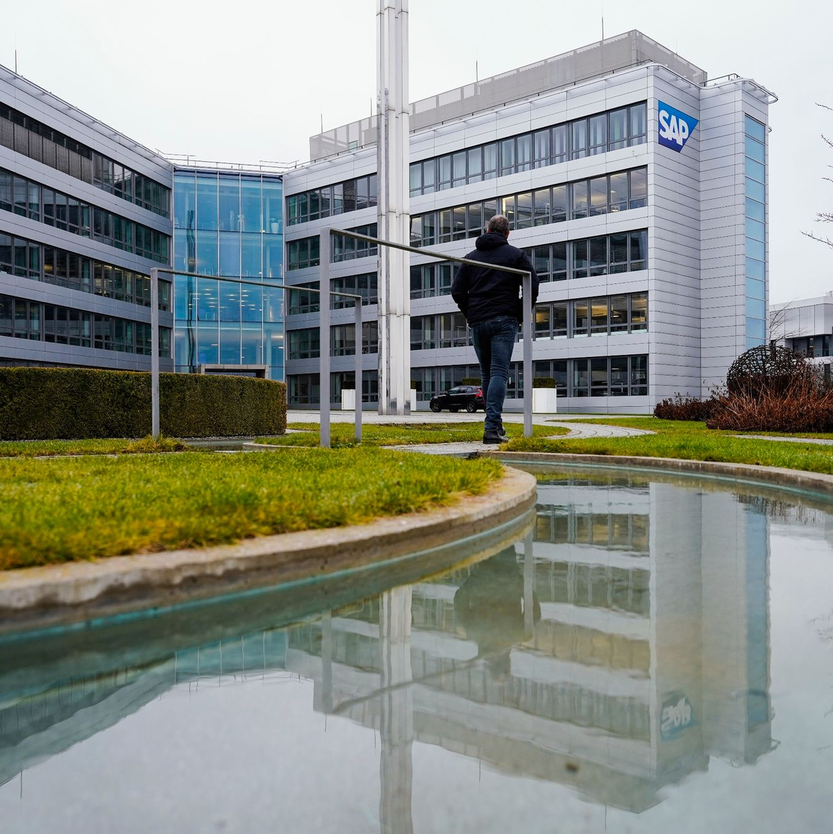 Die Konzernzentrale von SAP in Walldorf. Das Softwareunternehmen hat im vergangenen Jahr seinen Umsatz um 6 Prozent auf 31,2 Milliarden Euro steigern können. - Foto: Uwe Anspach/dpa