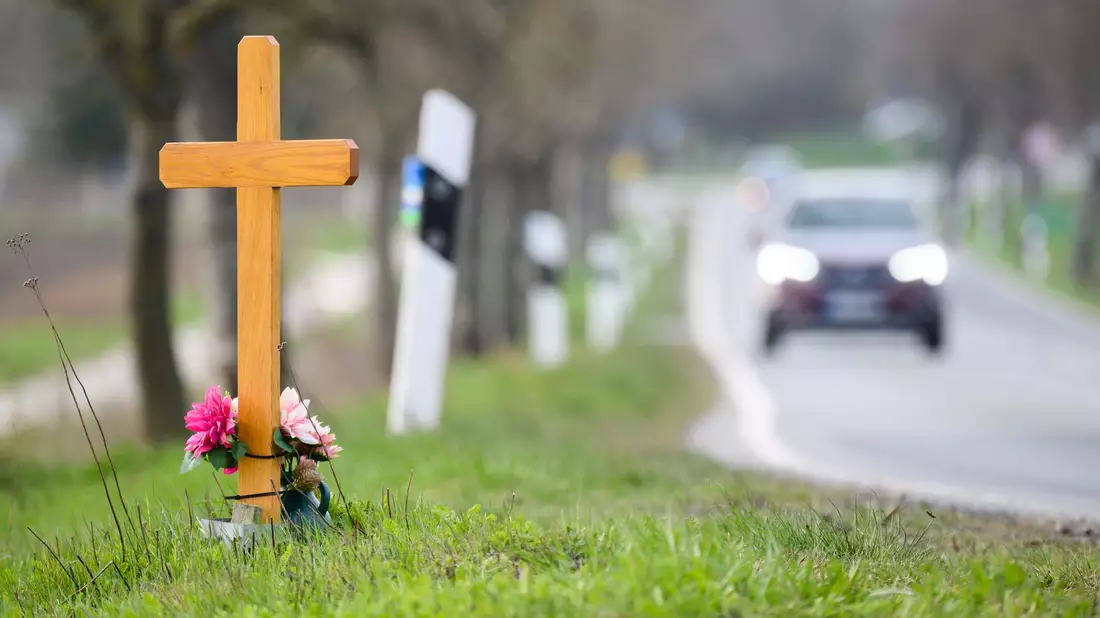 Bei den Verkehrtoten ist ein leichter Rückgang zu erwarten. - Bild: Julian Stratenschulte/dpa