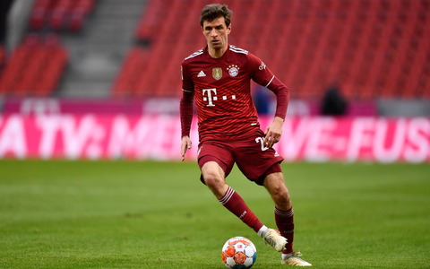 Kehrt in die Nationalmannschaft zurück: Bayerns Thomas Müller (r). - Foto: Marius Becker/dpa