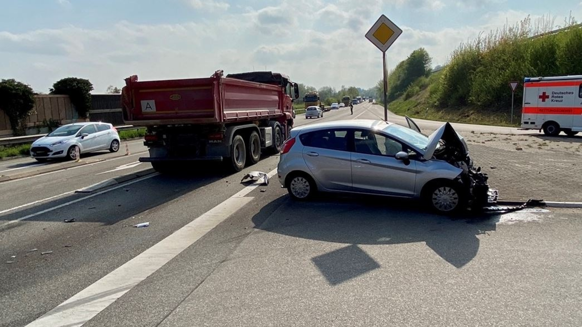 POL-PDLD: Bundesstraße 10 - Verkehrsunfall mit Totalschaden - Foto: presseportal.de