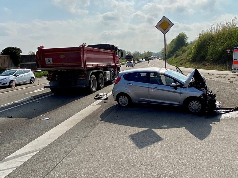 POL-PDLD: B10/Landau - Frontal mit Baum kollidiert - Foto: presseportal.de
