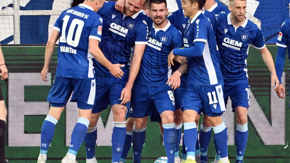 Budu Siwsiwadse (l) sicherte dem KSC einen Punkt gegen den HSV. - Bild: Uli Deck/dpa