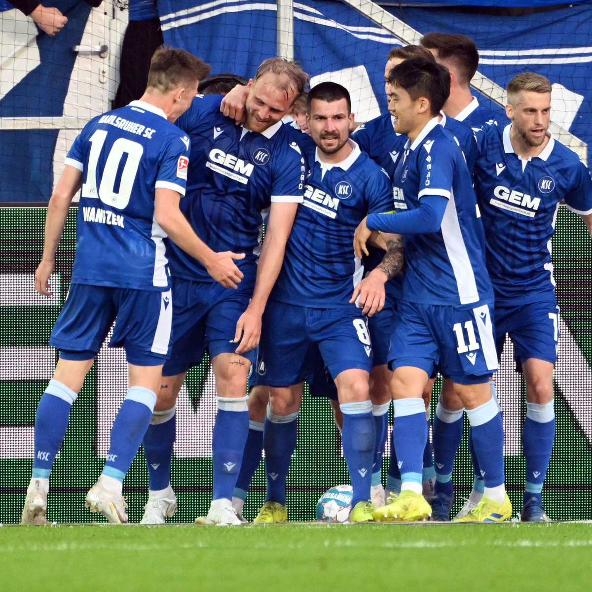 Budu Siwsiwadse (l) sicherte dem KSC einen Punkt gegen den HSV. - Foto: Uli Deck/dpa