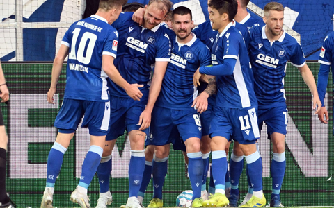 Budu Siwsiwadse (l) sicherte dem KSC einen Punkt gegen den HSV. - Foto: Uli Deck/dpa