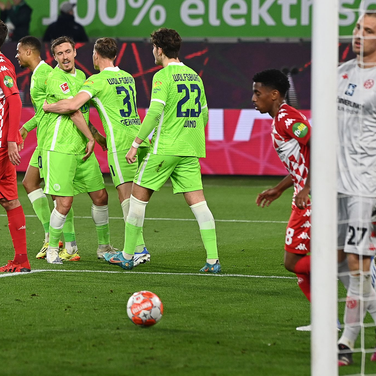 Brajan Gruda (2.v.r.) von den siegreichen Mainzern im Duell mit Wolfsburgs Maximilian Arnold. - Foto: Swen Pförtner/dpa
