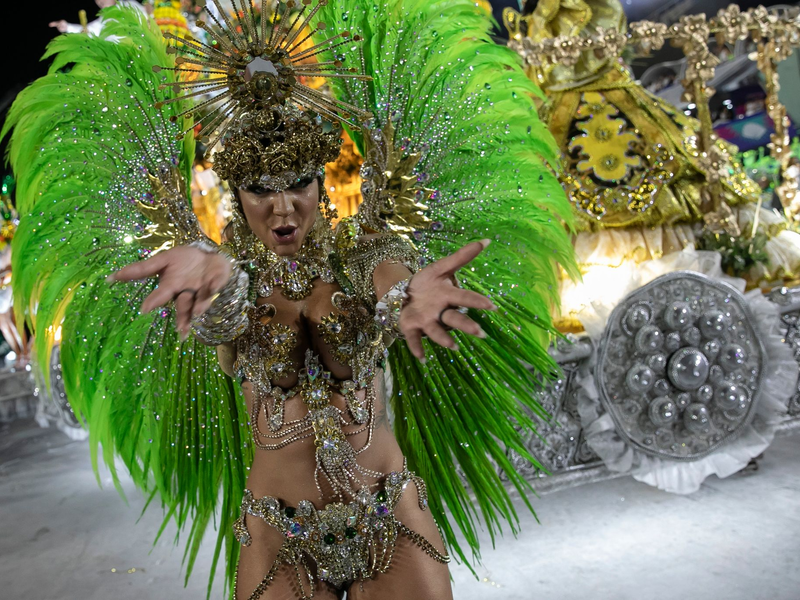 Die «Unidos do Viradouro» würdigte bei ihrem Auftritt die Stärke der schwarzen Frauen. - Foto: Bruna Prado/AP/dpa