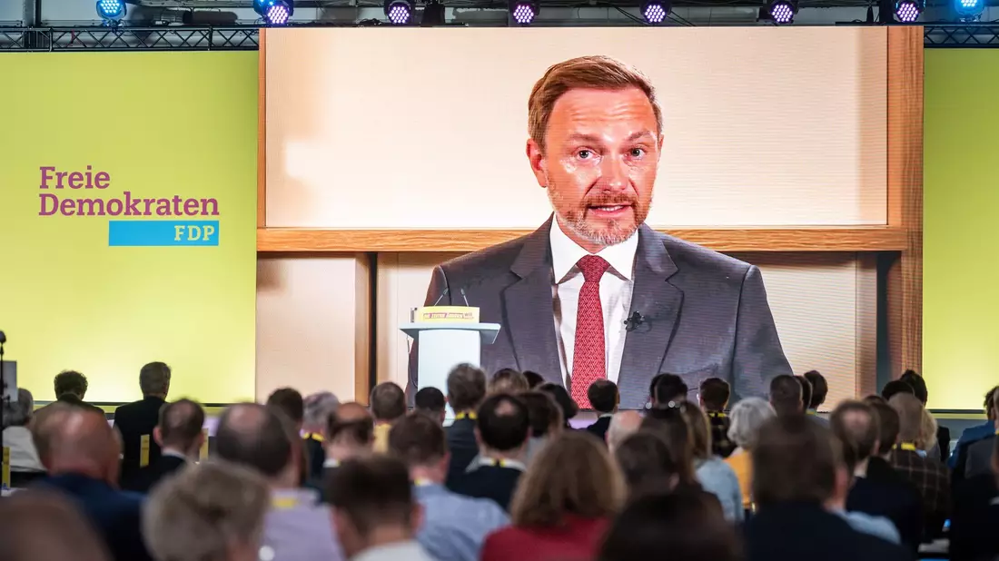 FDP-Vize Kubicki greift beim Parteitag die Grünen scharf an. - Bild: Michael Kappeler/dpa