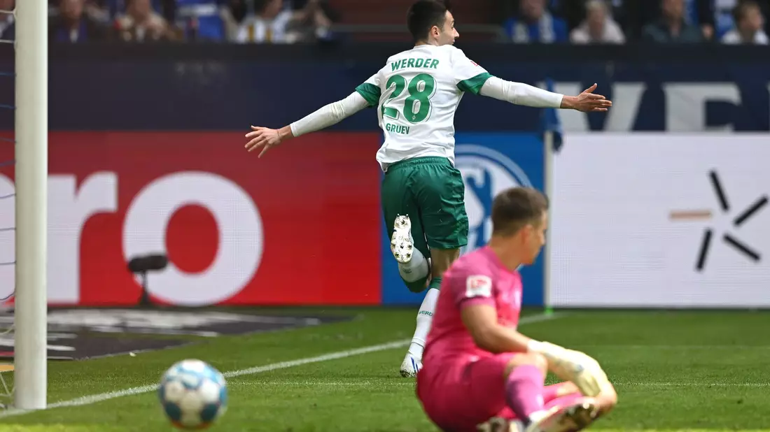 Nürnbergs Kanji Okunuki (2.v.l) erzielt das Tor zum 2:0 der Franken. - Bild: David Inderlied/dpa