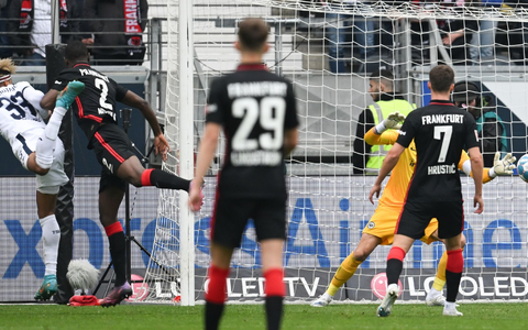 Brachte die Eintracht in Führung: Hugo Ekitiké - Foto: Arne Dedert/dpa