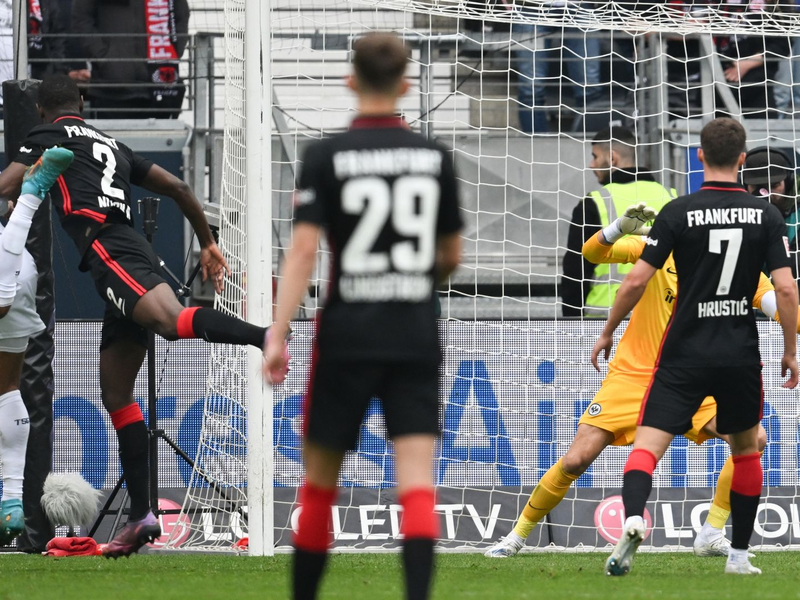 Brachte die Eintracht in Führung: Hugo Ekitiké - Foto: Arne Dedert/dpa