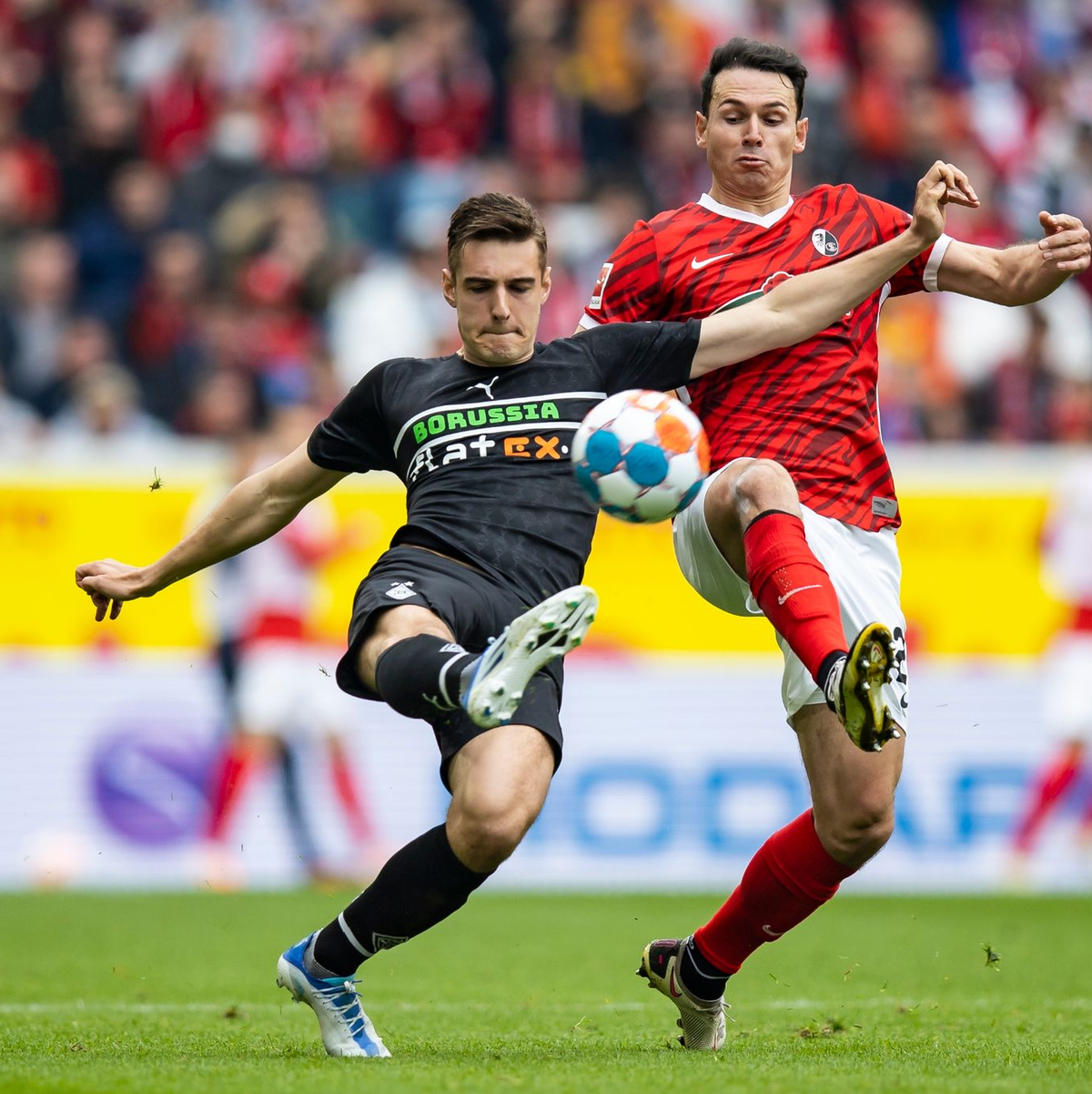 Unzufriedene Gesichter: Borussia Dortmund kam in Augsburg nur zu einem Remis. - Foto: Tom Weller/dpa