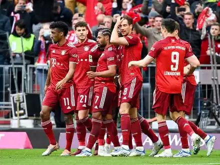 Die Bayern bejubeln einen Treffer gegen Dortmund. - Foto: Sven Hoppe/dpa