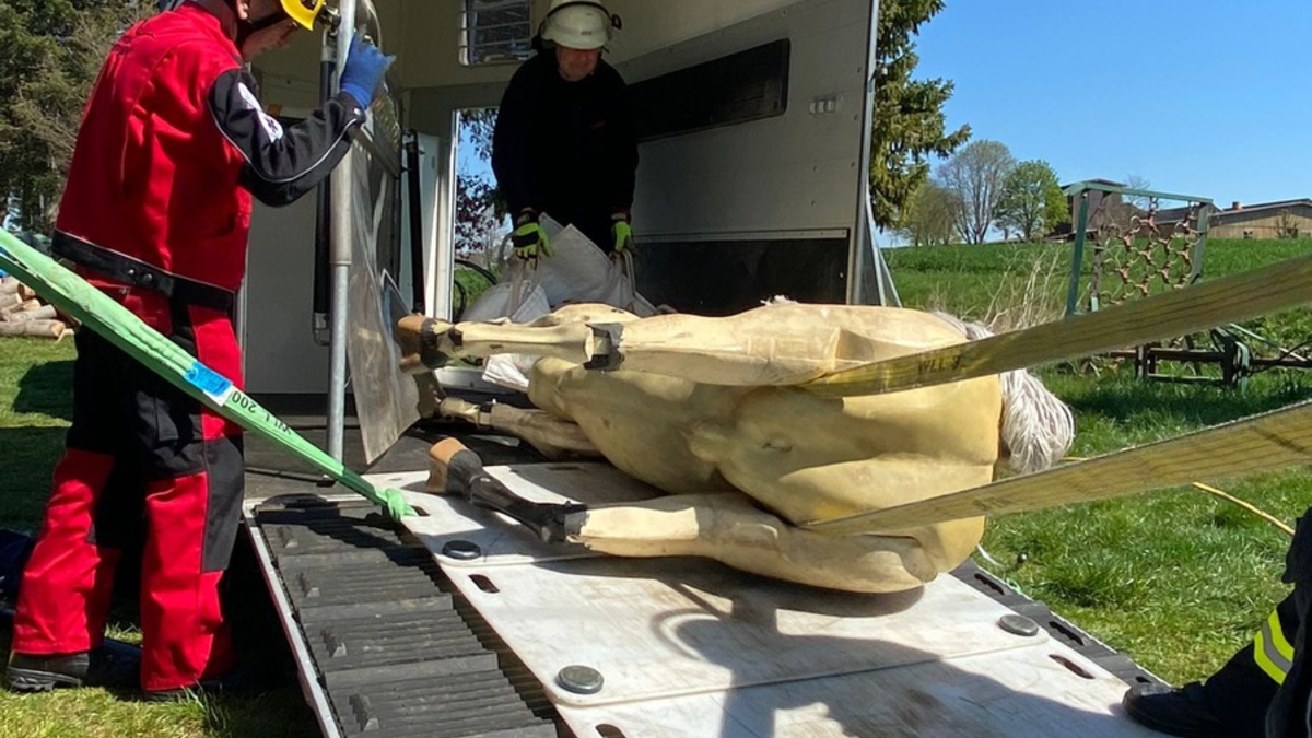 FW-RE: Abschlussmeldung: Brand in ehem. Table-Dance-Bar - keine Verletzten - Feuerwehr im Großeinsatz - Foto: presseportal.de