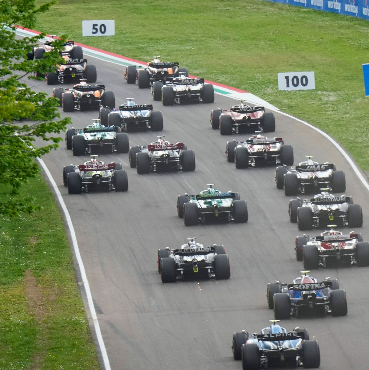 Wieder zuversichtlich für den fünften WM-Titel in Serie: Max Verstappen. - Foto: Luca Bruno/AP/dpa