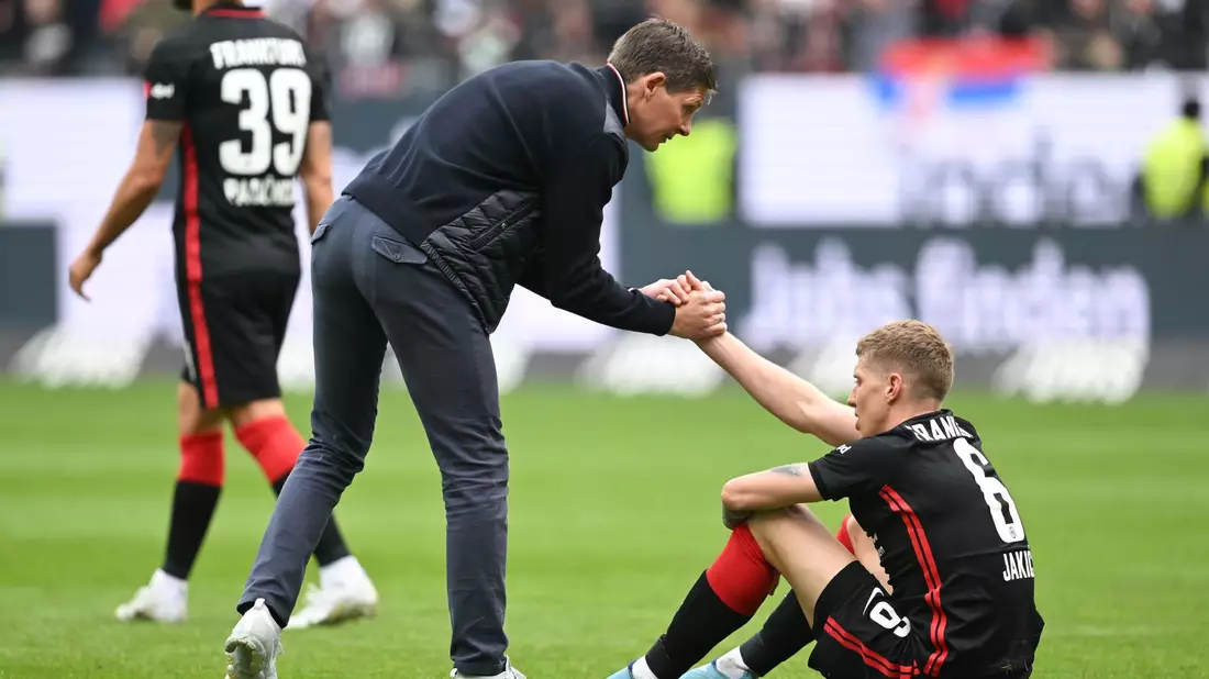 Frankfurts Cheftrainer Oliver Glasner wird die Eintracht nach dieser Saison verlassen. - Bild: Arne Dedert/dpa