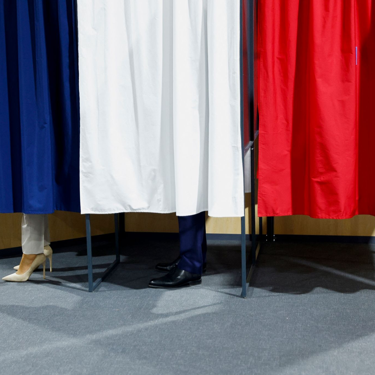 Frankreichs Präsident Emmanuel Macron will die Rentenreform durchsetzen - das Projekt hat ihn allerdings bereits viel Sympathie in der Bevölkerung gekostet. - Foto: Gonzalo Fuentes/Pool Reuters/AP/dpa