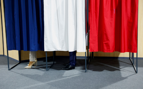 Frankreichs Präsident Emmanuel Macron will die Rentenreform durchsetzen - das Projekt hat ihn allerdings bereits viel Sympathie in der Bevölkerung gekostet. - Foto: Gonzalo Fuentes/Pool Reuters/AP/dpa