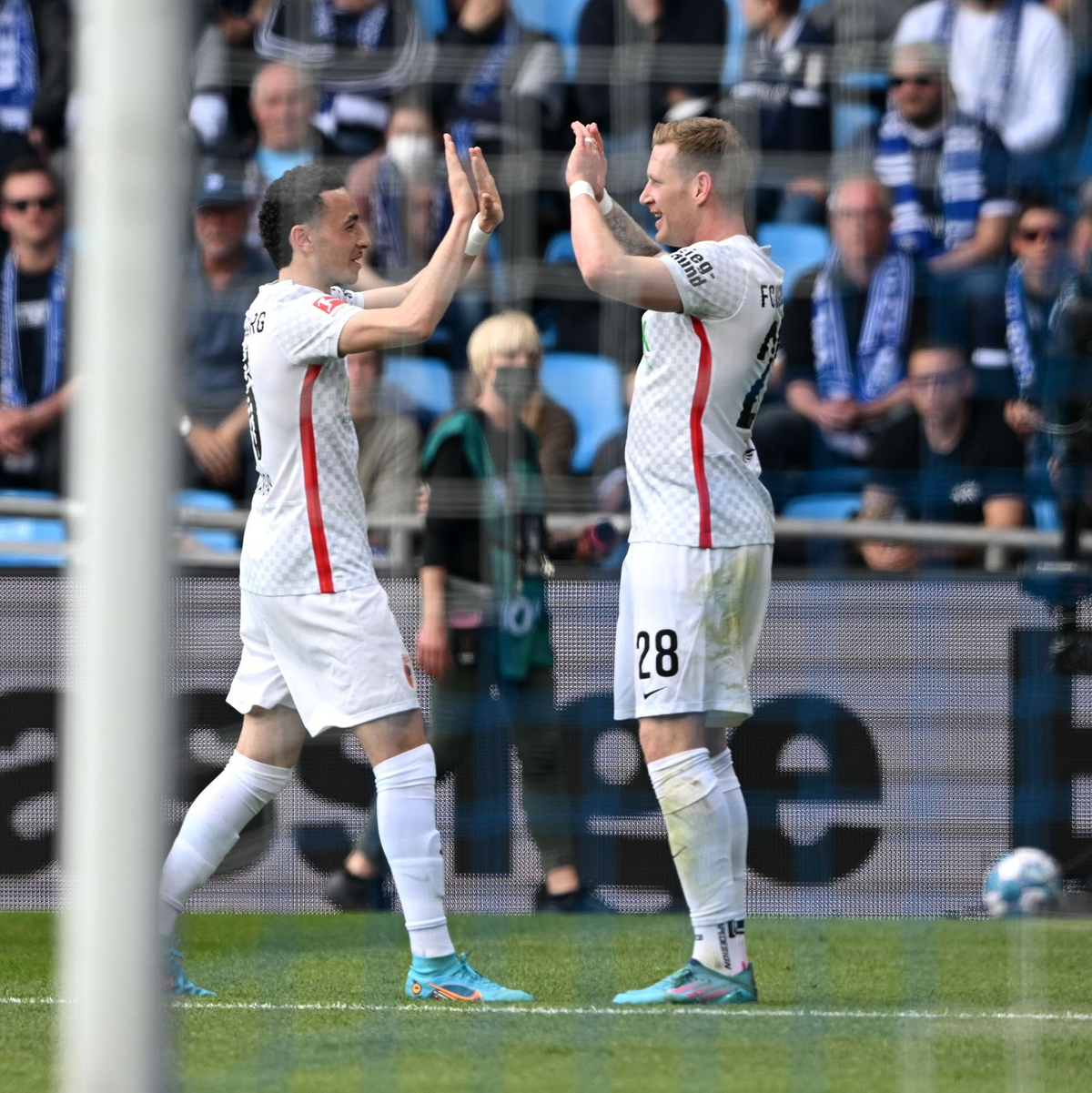 Die Regenschlacht bleibt ohne Sieger: Unentschieden zwischen Bochum und Augsburg. - Foto: David Inderlied/dpa