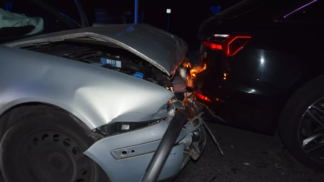 POL-HF: Alleinunfall - BMW prallt gegen Baum - Bild: presseportal.de