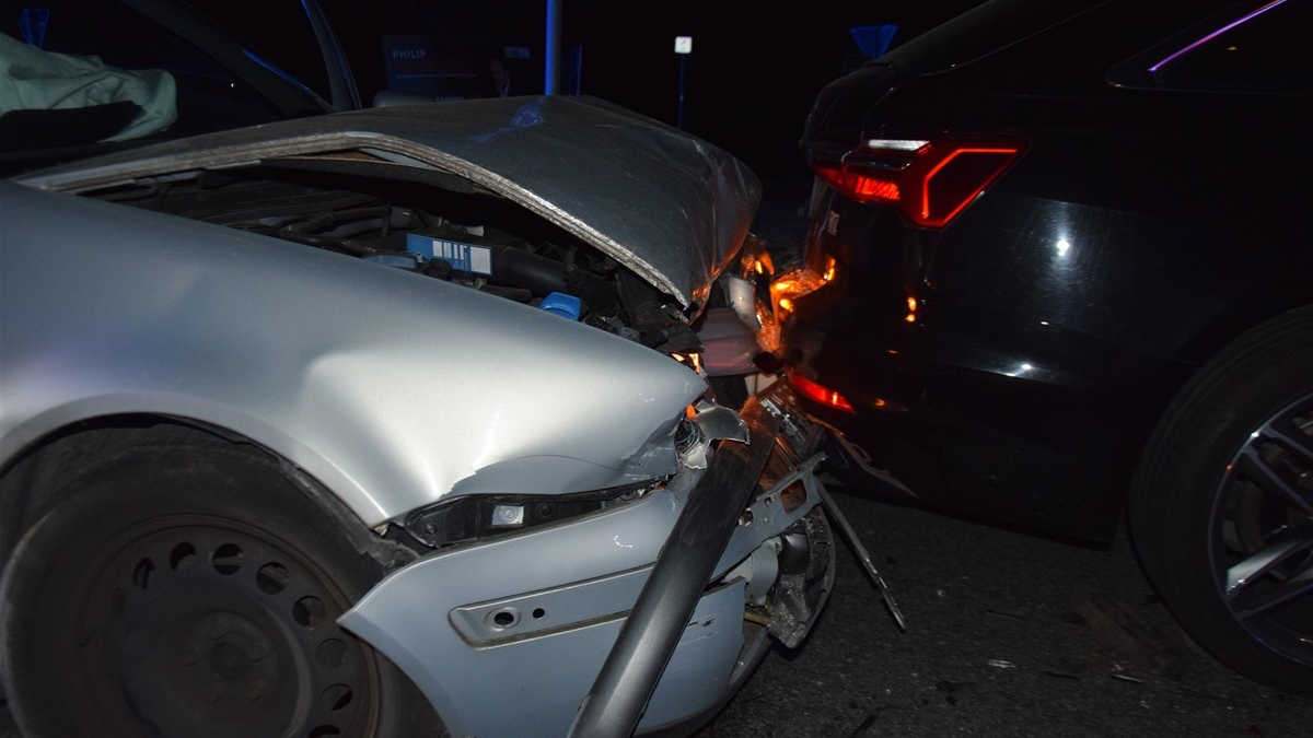 POL-HF: Alleinunfall - BMW prallt gegen Baum - Foto: presseportal.de