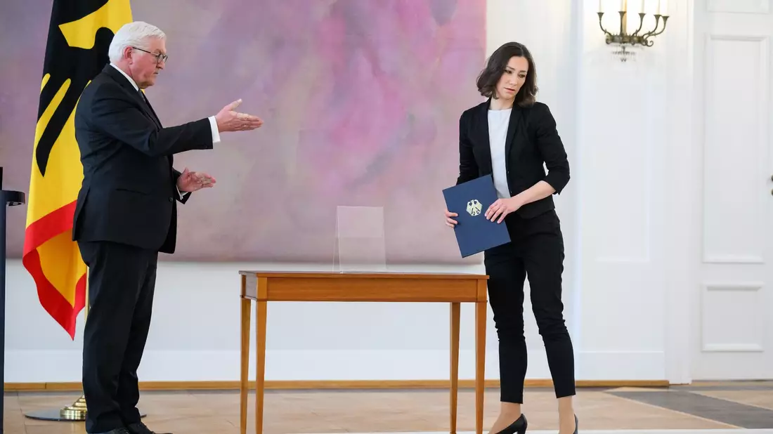 Vor drei Jahren, drei Monaten und 17 Tagen erhielt Kanzler Scholz seine Ernennungsurkunde. Heute wird er formell entlassen. - Bild: Bernd von Jutrczenka/dpa