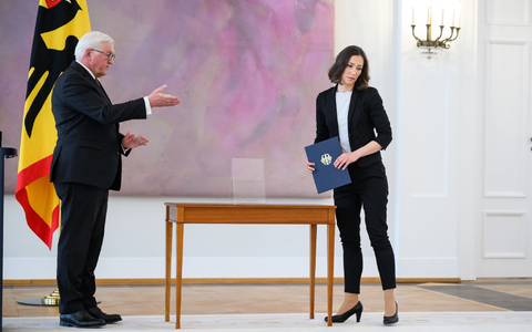 Vor drei Jahren, drei Monaten und 17 Tagen erhielt Kanzler Scholz seine Ernennungsurkunde. Heute wird er formell entlassen. - Foto: Bernd von Jutrczenka/dpa