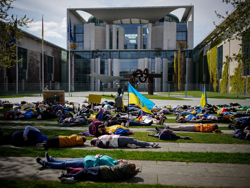 Blick auf das Bundeskanzleramt. Neun Förderprogramme werden aufgrund der Ausgabensperre im Haushalt vorläufig gestoppt. - Foto: Kay Nietfeld/dpa