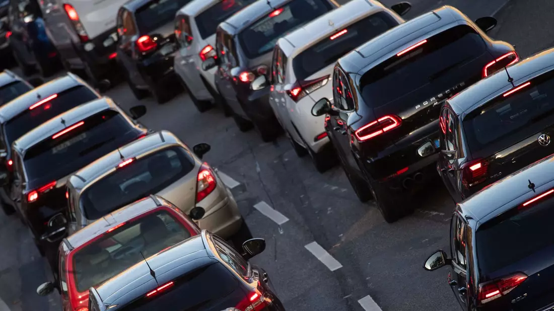 Ab 2027 soll das europäische Emissionshandelssystem auch auf den Verkehr ausgeweitet werden. - Bild: Marijan Murat/dpa