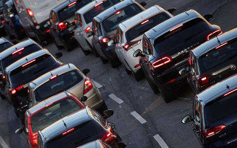 Ab 2027 soll das europäische Emissionshandelssystem auch auf den Verkehr ausgeweitet werden. - Foto: Marijan Murat/dpa