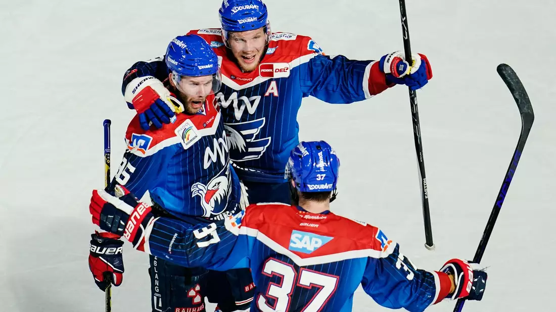 Die Eisbären setzten sich nach 0:2-Rückstand in Mannheim durch. - Bild: Uwe Anspach/dpa
