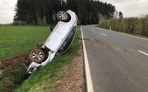 POL-PDNW: Pkw überschlägt sich - Fahrer leicht verletzt - Foto: presseportal.de