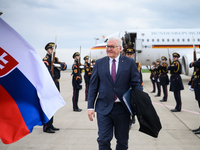 Vor dem Abflug von Deutschland nach Tansania: Bundespräsident Frank-Walter Steinmeier reist nach Afrika. - Foto: Bernd von Jutrczenka/dpa