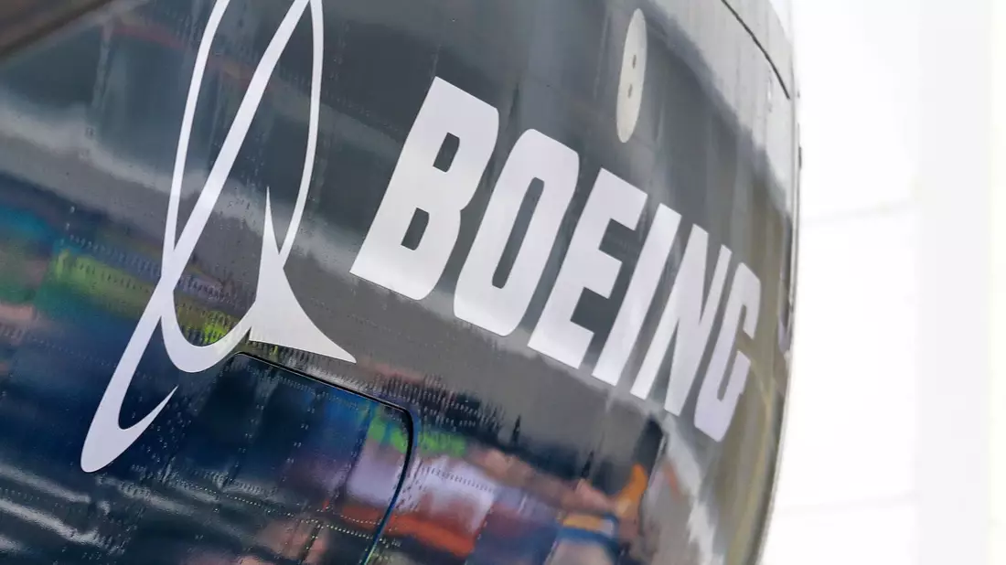 Fehlerhaftes Klebematerial kann dazu führen, dass bei einigem Flugzeugen des Typs Boeing 737 die Sauerstoff-Masken verrutschen. Nun werden hunderte Maschinen überprüft. - Bild: Elaine Thompson/AP/dpa
