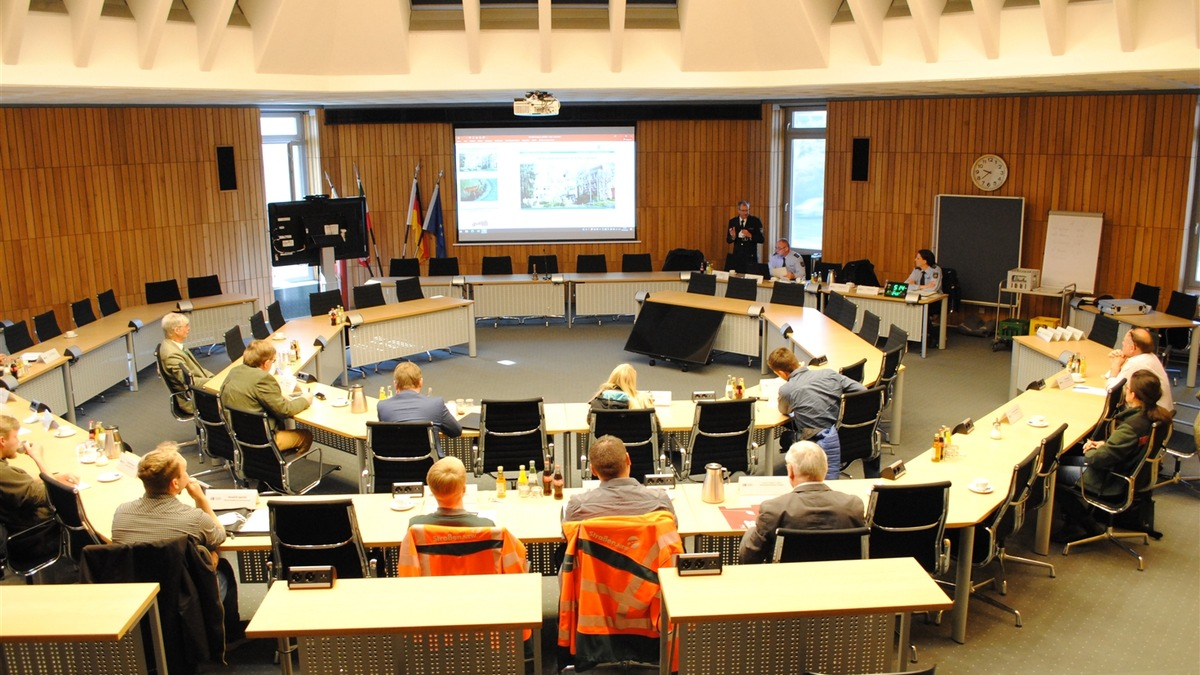 POL-HAM: Trümmerfeld und hoher Sachschaden- Fahrer flüchtet nach Alleinunfall zu Fuß - Foto: presseportal.de