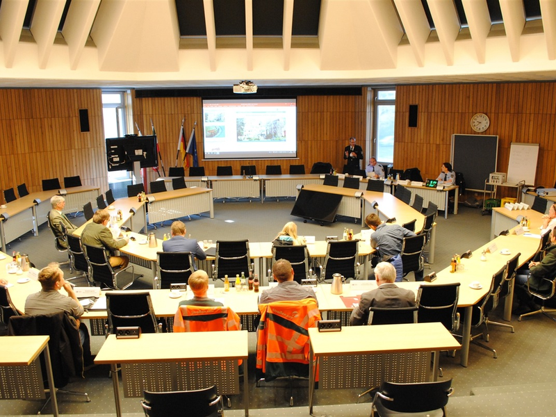 POL-HAM: Trümmerfeld und hoher Sachschaden- Fahrer flüchtet nach Alleinunfall zu Fuß - Foto: presseportal.de