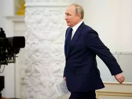 Der russische Präsident Wladimir Putin (l) und der russische Verteidigungsminister Sergej Schoigu (r) verlassen den Roten Platz nach der Militärparade zum Tag des Sieges. - Foto: Alexander Zemlianichenko/AP/dpa