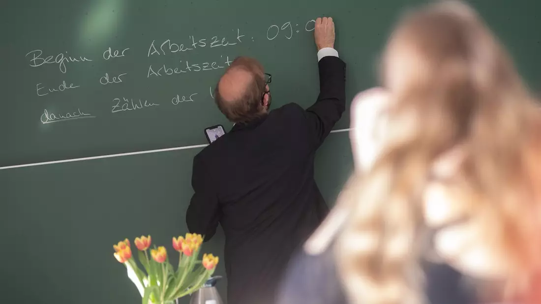 Das Streichen des Englischunterrichts ist laut Lehrerverband nicht die einzige Möglichkeit, um Grundschüler besser in den Kernfächern zu unterrichten. - Bild: Sebastian Gollnow/dpa