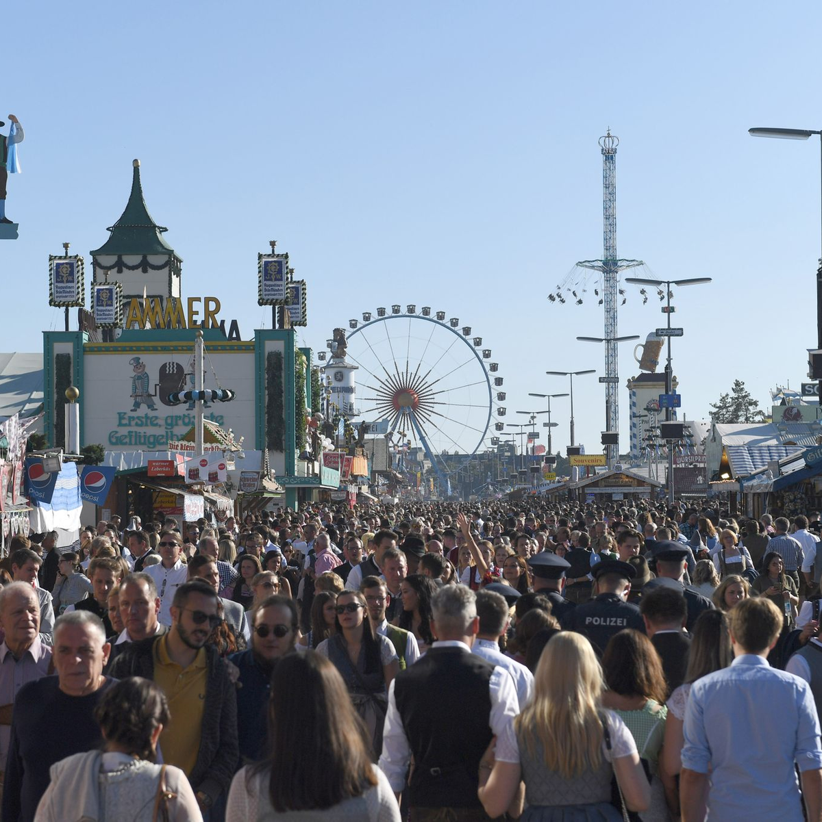 Bei den Gästen im Hofbräuzelt herrscht ausgelassene Stimmung. - Foto: Felix Hörhager/dpa