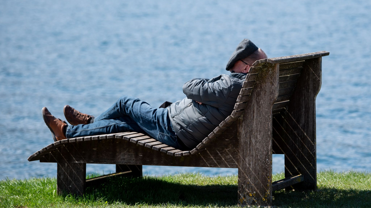 Sollte in den nächsten Tagen immer griffbereit sein: der Regenschirm. - Foto: Sven Hoppe/dpa